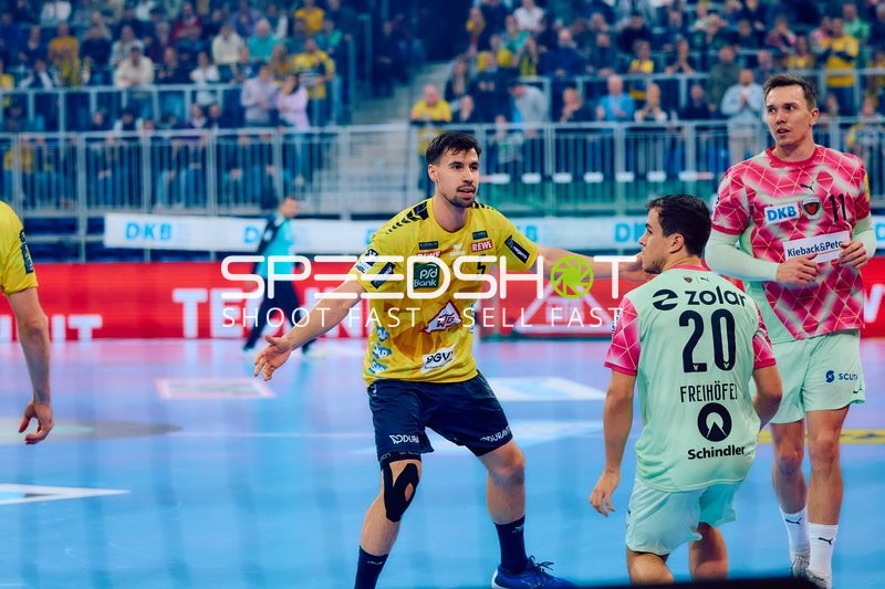 Ivan Martinović von den Rhein Neckar Löwen im Angriff gegen die Verteidigung der Füchse Berlin.