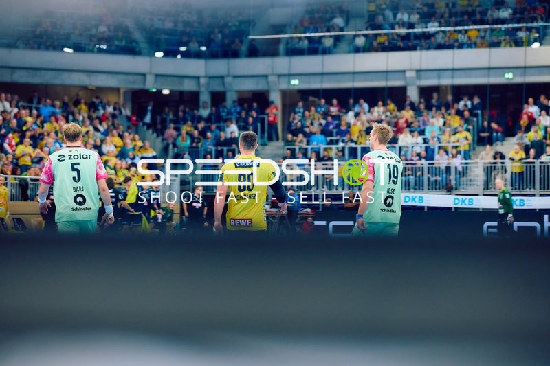 Spieler laufen Richtung Spielfeld.