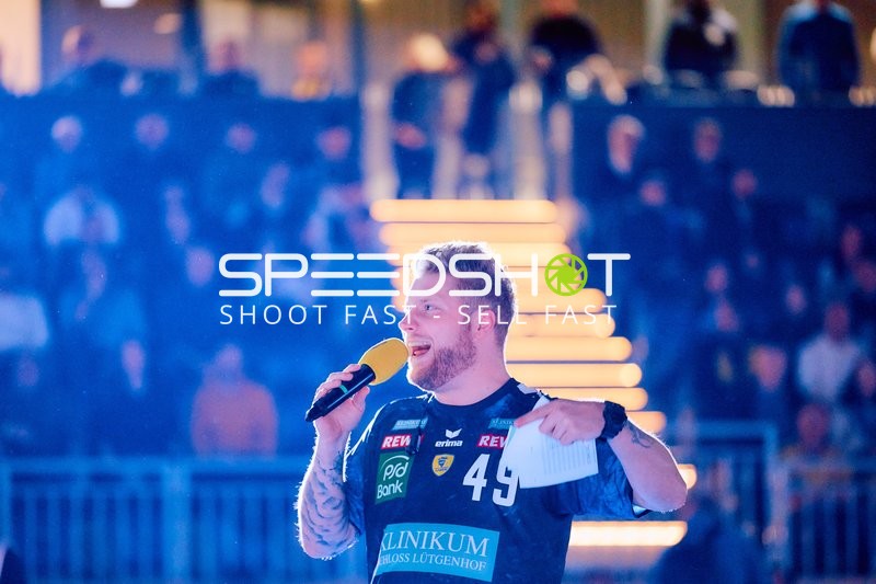 Moderator spricht ins Mikrofon