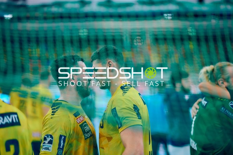 Spieler im Gespräch oder Austausch auf dem Spielfeld