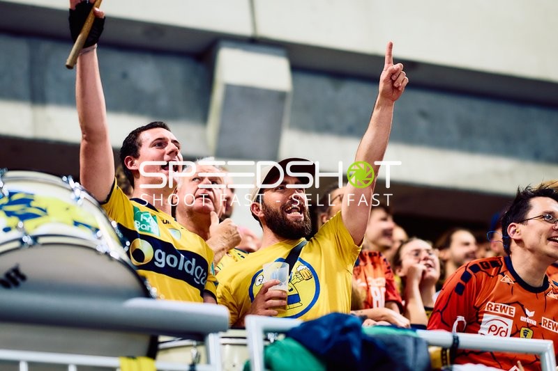 Fans jubeln und feuern ihr Team an