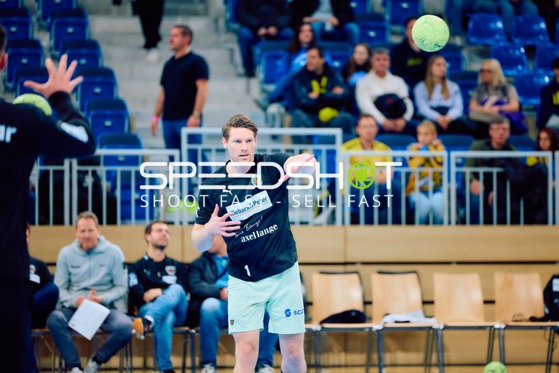 Ein Spieler von Rhein Neckar Löwen wirft den Ball während eines Handballspiels.