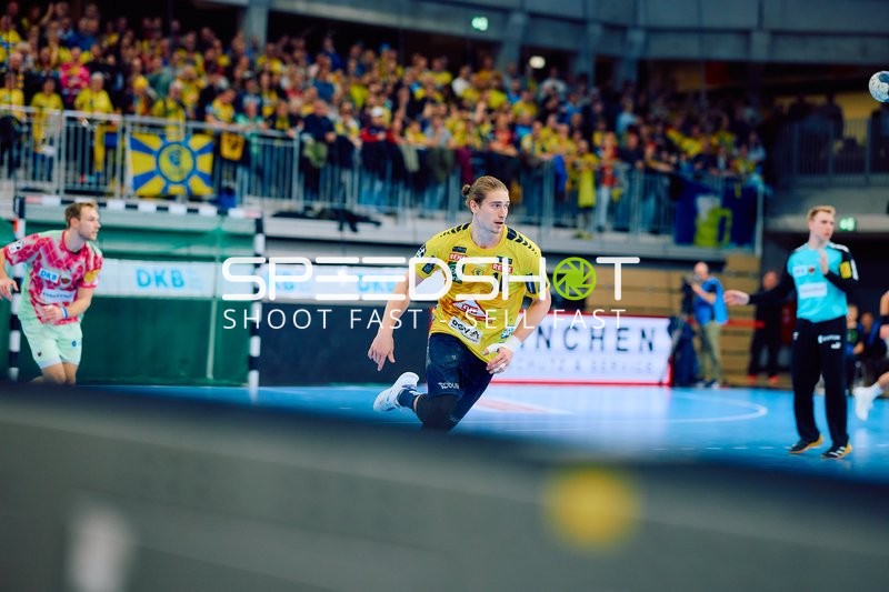 Juri Knorr von den Rhein Neckar Löwen ist in Aktion, während eines Handspiels.