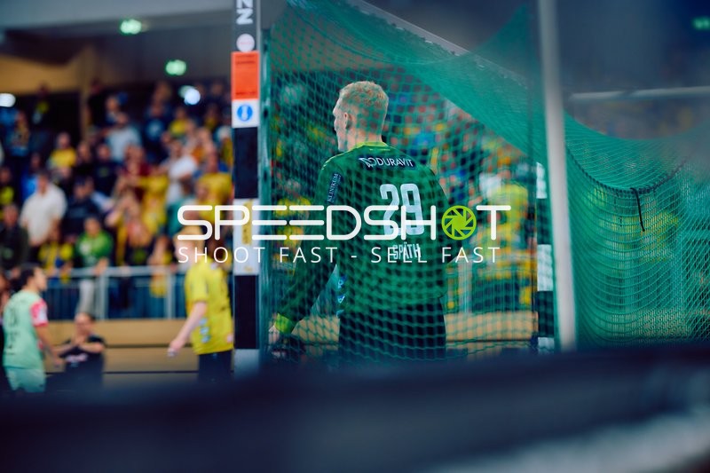 Torwart beim Verteidigen eines Angriffs