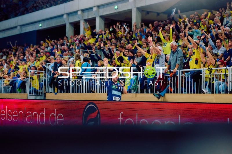 Fans jubeln während des Spiels