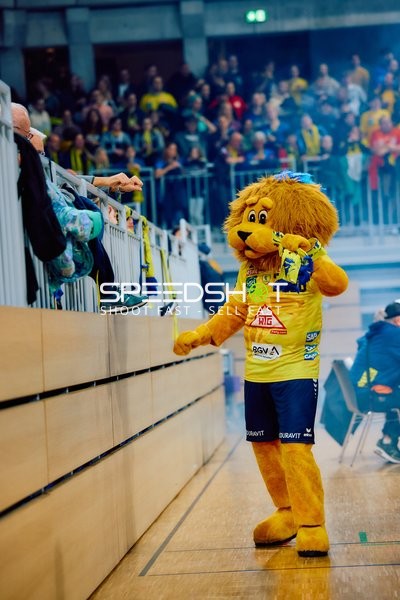 Maskottchen der Rhein Neckar Löwen interagiert mit Fans