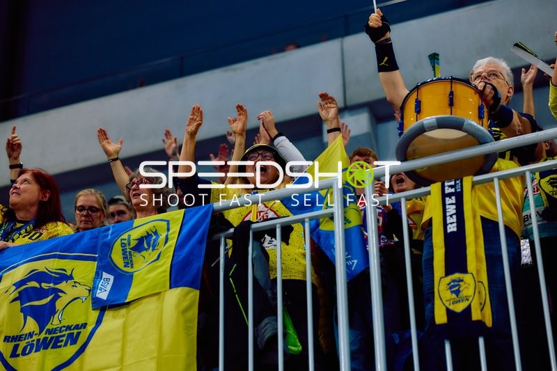 Fans jubeln und unterstützen ihr Team