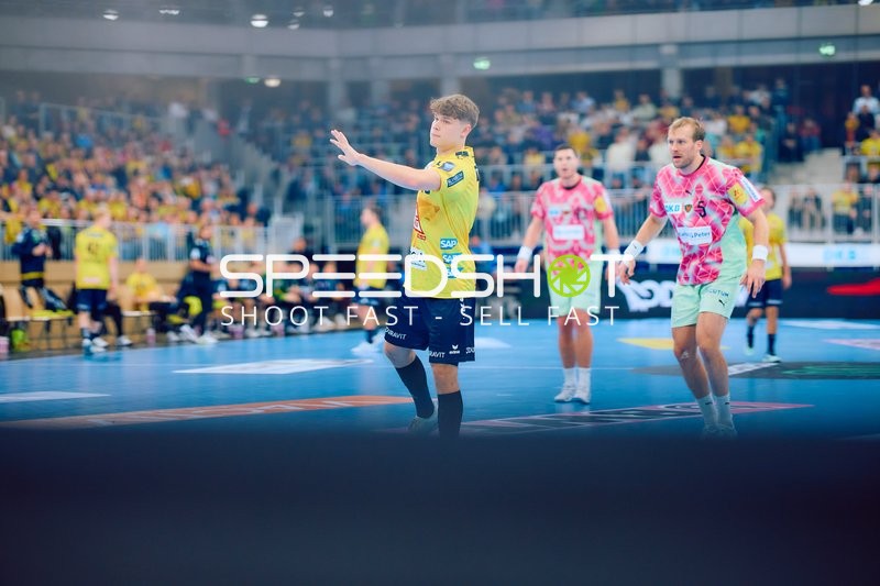 Spieler in Aktion auf dem Handballfeld
