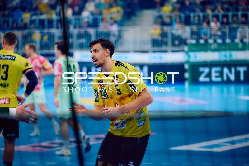 Ein Handballspieler der Rhein Neckar Löwen, Ivan Martinović, ist im Spielgeschehen aktiv.