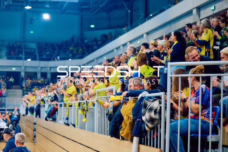 Zuschauer jubeln auf den Tribünen.