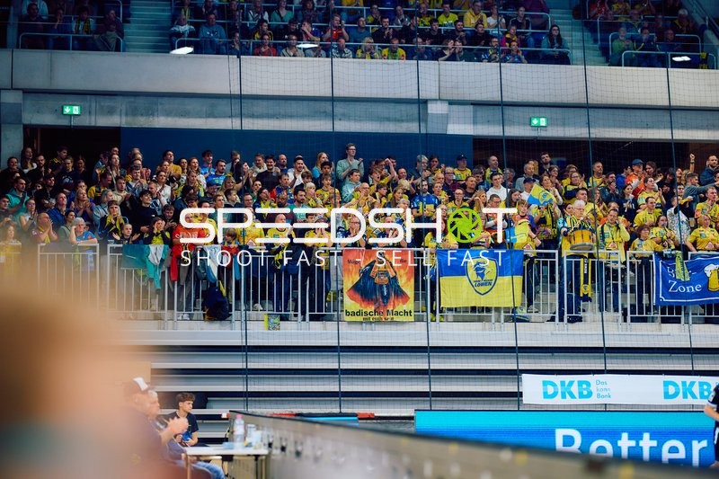 Zuschauer jubeln während eines Handballspiels