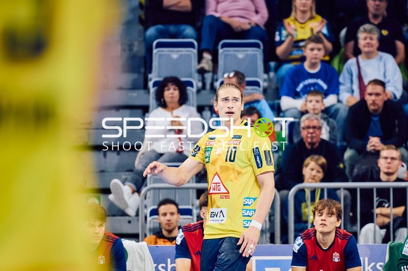 Spieler von Rhein Neckar Löwen gibt Anweisungen auf dem Spielfeld.