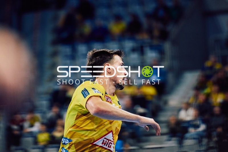 Ein Spieler der Rhein Neckar Löwen ist im Wurf.