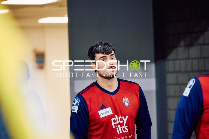 Ein Spieler von HSV Hamburg steht abseits des Spielfelds.