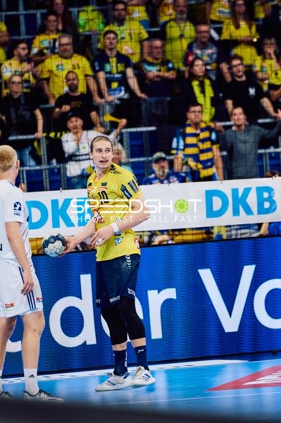 Juri Knorr von den Rhein Neckar Löwen bereitet einen Spielzug vor.