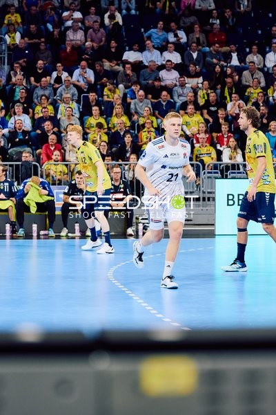 Spieler laufen auf das Spielfeld.