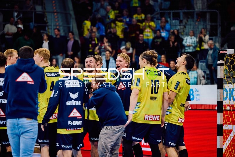 Jubelnde Spieler von Rhein Neckar Löwen nach einem erfolgreichen Spielzug.