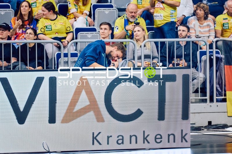 Zuschauer im Gespräch oder Beobachtung