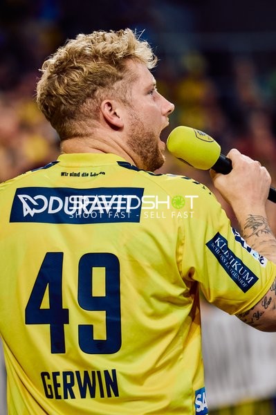 Ein Spieler von Rhein Neckar Löwen spricht ins Mikrofon.