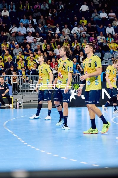 Spieler warten auf eine Spielunterbrechung oder das nächste Spielereignis.