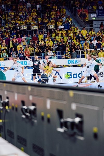 Ein Spieler des HSV Hamburg springt und wirft auf das Tor.