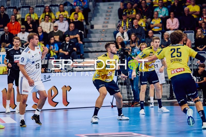 Ein Spieler von Rhein Neckar Löwen verteidigt gegen einen Spieler von HSV Hamburg.
