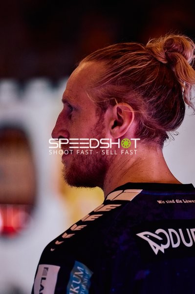 Ein Spieler von HSV Hamburg steht auf dem Spielfeld.