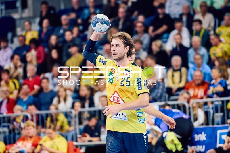 Ein Spieler der Rhein Neckar Löwen hält den Ball bereit zum Wurf.