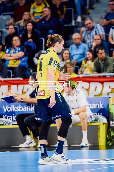 Ein Spieler der Rhein Neckar Löwen bewegt sich auf dem Spielfeld.