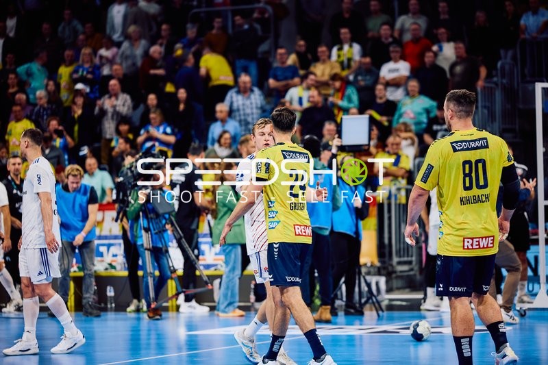 Spieler diskutieren auf dem Spielfeld nach einer Spielunterbrechung.