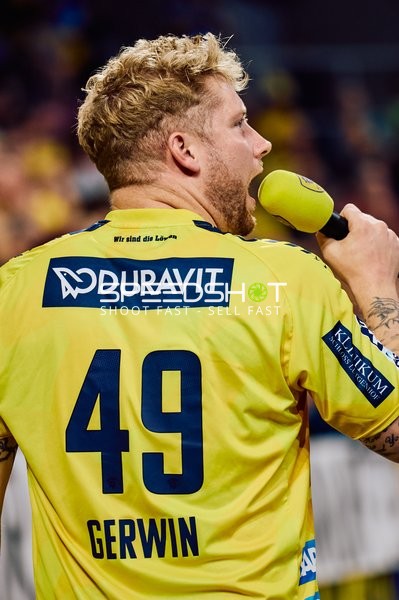 Ein Spieler der Rhein Neckar Löwen, Gerwin, gibt ein Interview oder spricht in ein Mikrofon.