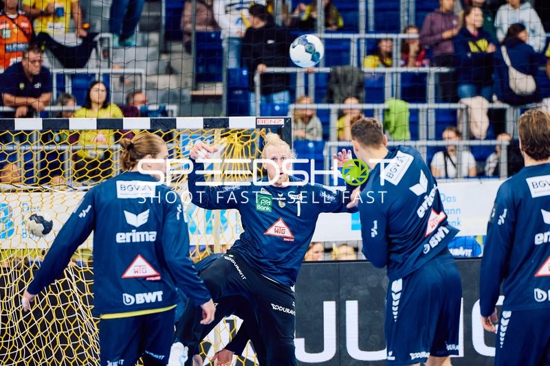 Torhüter von HSV Hamburg blockt den Ball.