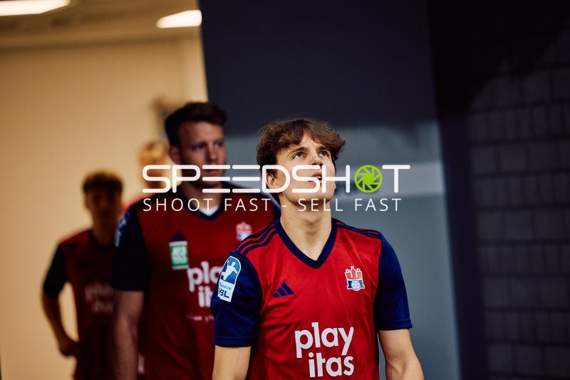 Spieler betreten das Spielfeld