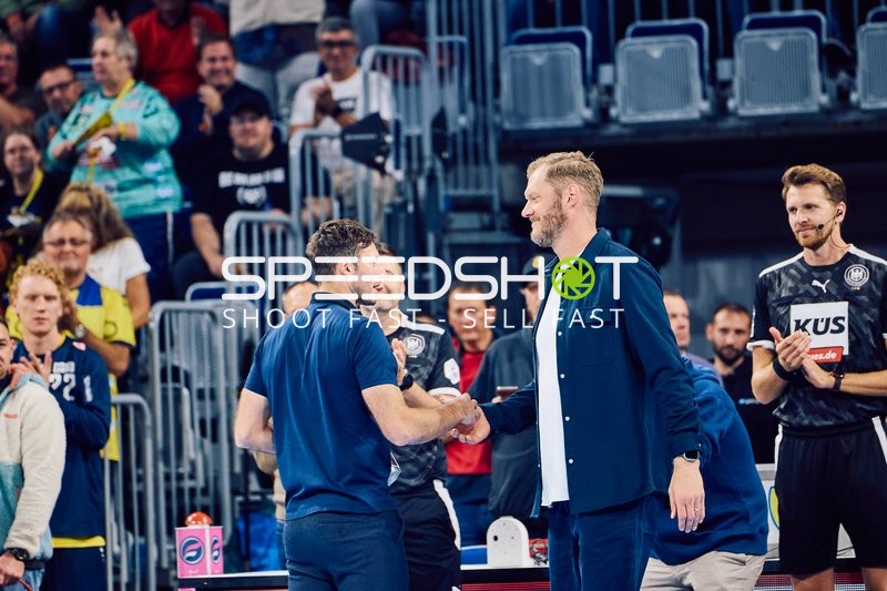 Trainer begrüßen sich nach dem Spiel mit einem Händedruck.