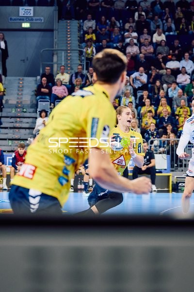 Ein Spieler der Rhein Neckar Löwen ist im Angriff.