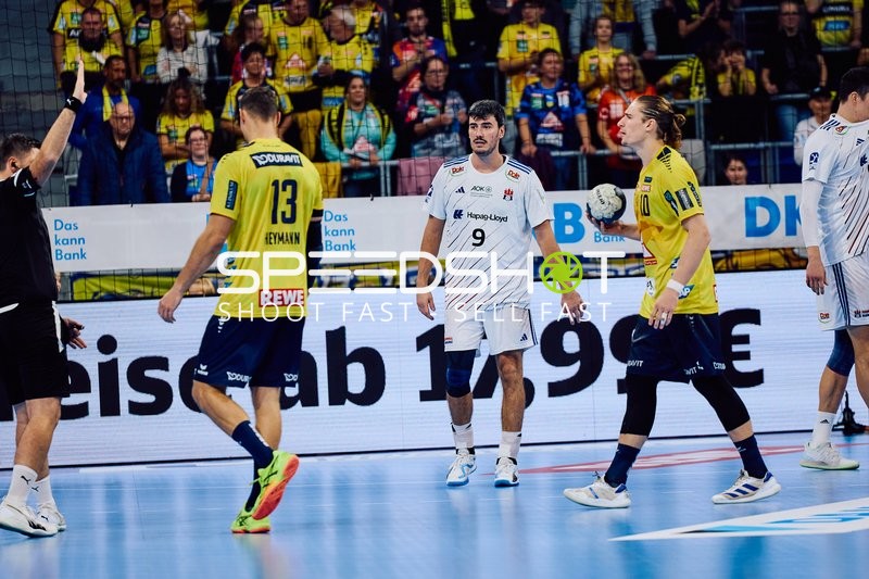 Ein Spieler von Rhein Neckar Löwen erhält eine Entscheidung vom Schiedsrichter.