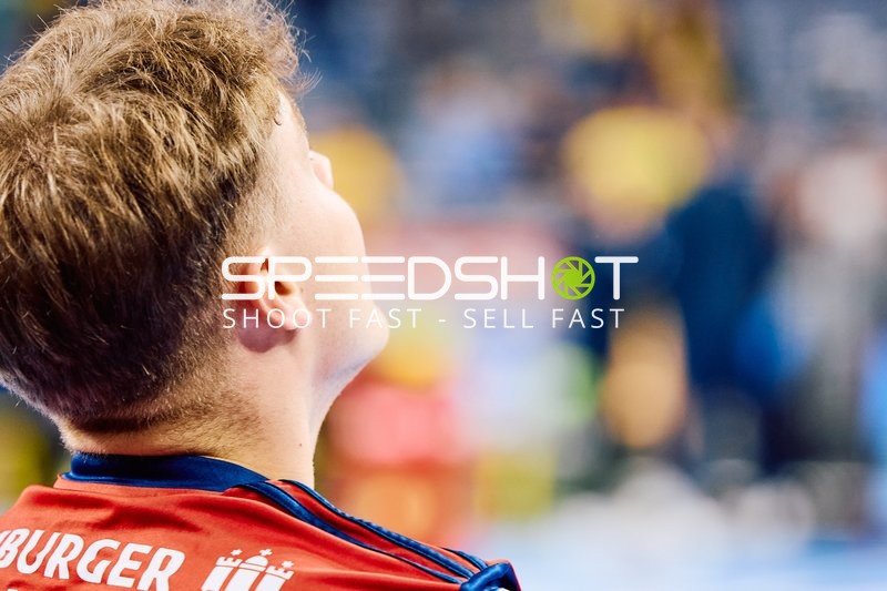 Spieler beobachtet das Spielgeschehen