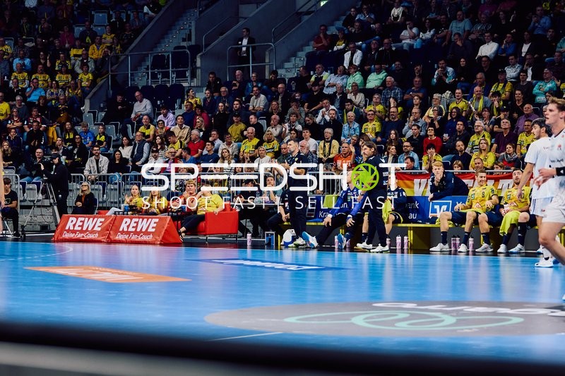 Betreuerteam spricht mit Spielern an der Seitenlinie