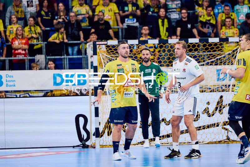 Spieler von Rhein Neckar Löwen und HSV Hamburg kämpfen um die Kontrolle des Balls vor dem Tor.