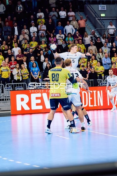 Ein Spieler von HSV Hamburg versucht, den Ball gegen Rhein Neckar Löwen zu werfen.