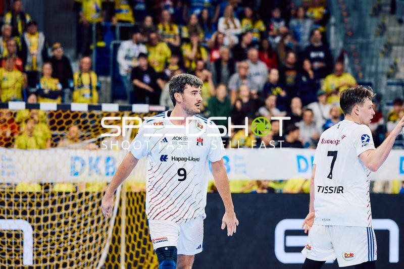 Spieler diskutieren auf dem Spielfeld