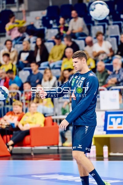 Spieler mit der Nummer 13 vom HSV Hamburg jongliert mit einem Handball.