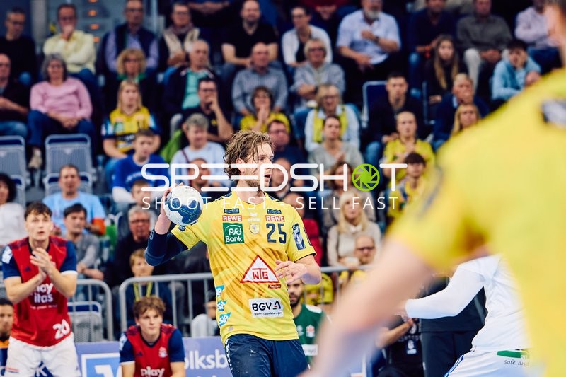 Ein Spieler der Rhein Neckar Löwen hält den Ball bereit, um einen Spielzug einzuleiten.