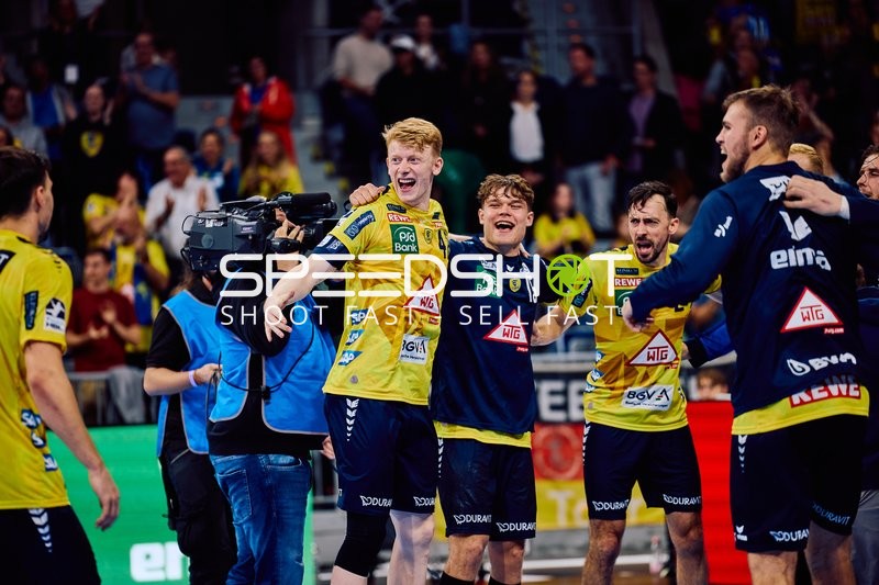 Feiernde Spieler nach einem erfolgreichen Spiel