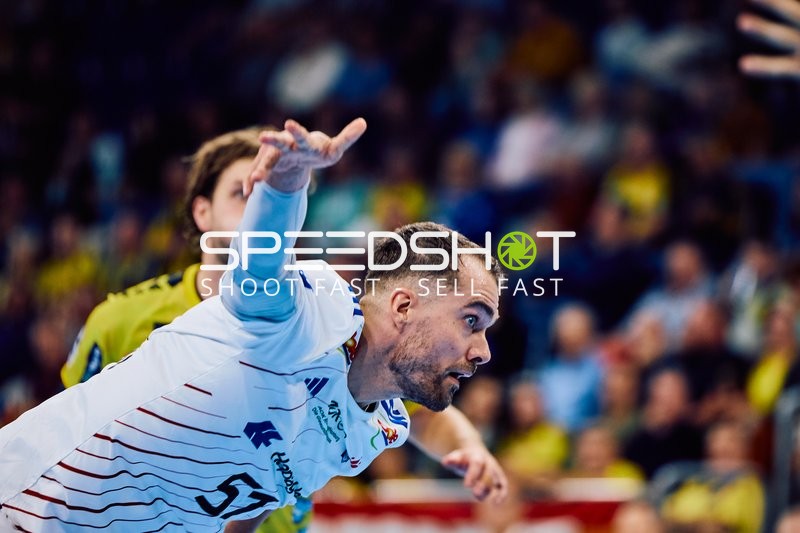 Ein Spieler von HSV Hamburg wirft den Ball.