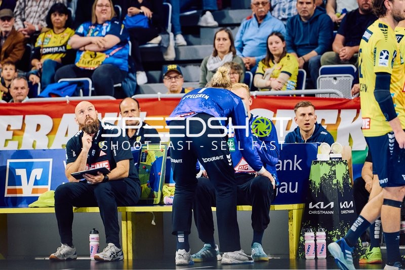 Besprechung an der Seitenbank