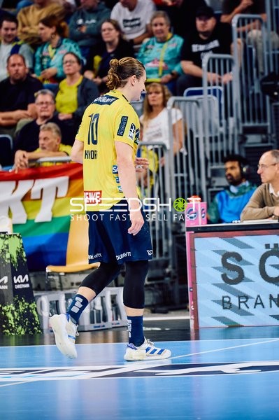 Spieler der Rhein Neckar Löwen verlässt das Spielfeld.