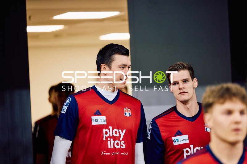 Spieler betreten das Spielfeld