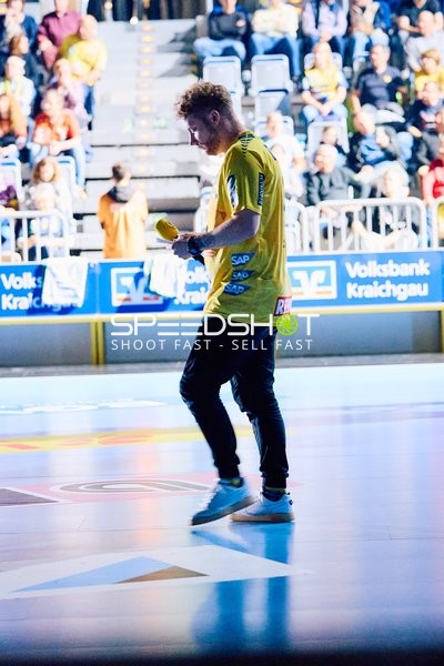 Ein Spieler der Rhein Neckar Löwen läuft auf dem Spielfeld.