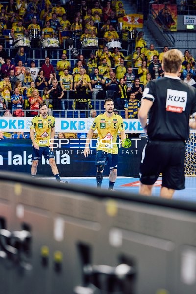 Zwei Spieler von Rhein Neckar Löwen sind auf dem Spielfeld aktiv.